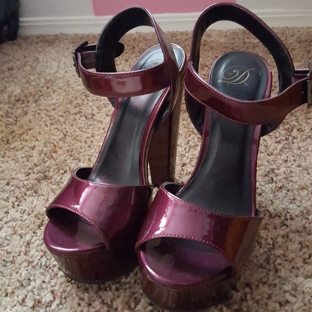 Super cute metallic purple pumps